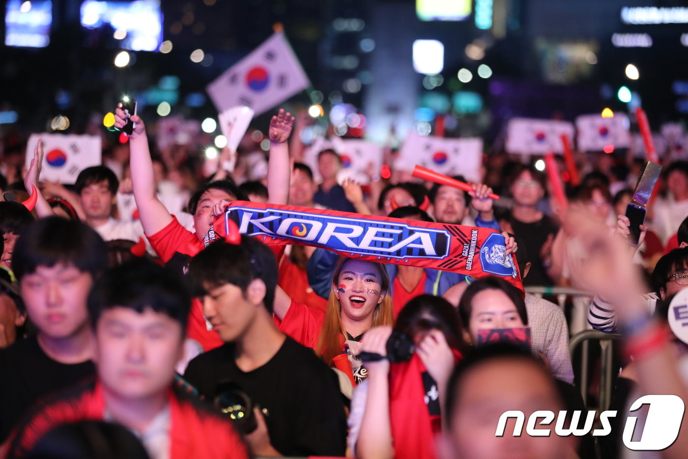 본문 이미지 - 2018 러시아월드컵 F조 3차전 대한민국과 독일의 경기가 열린 27일 서울 광화문광장에서 시민들이 월드컵 축구 대표팀을 응원하고 있다. 2018.6.27/뉴스1 ⓒ News1 유승관 기자