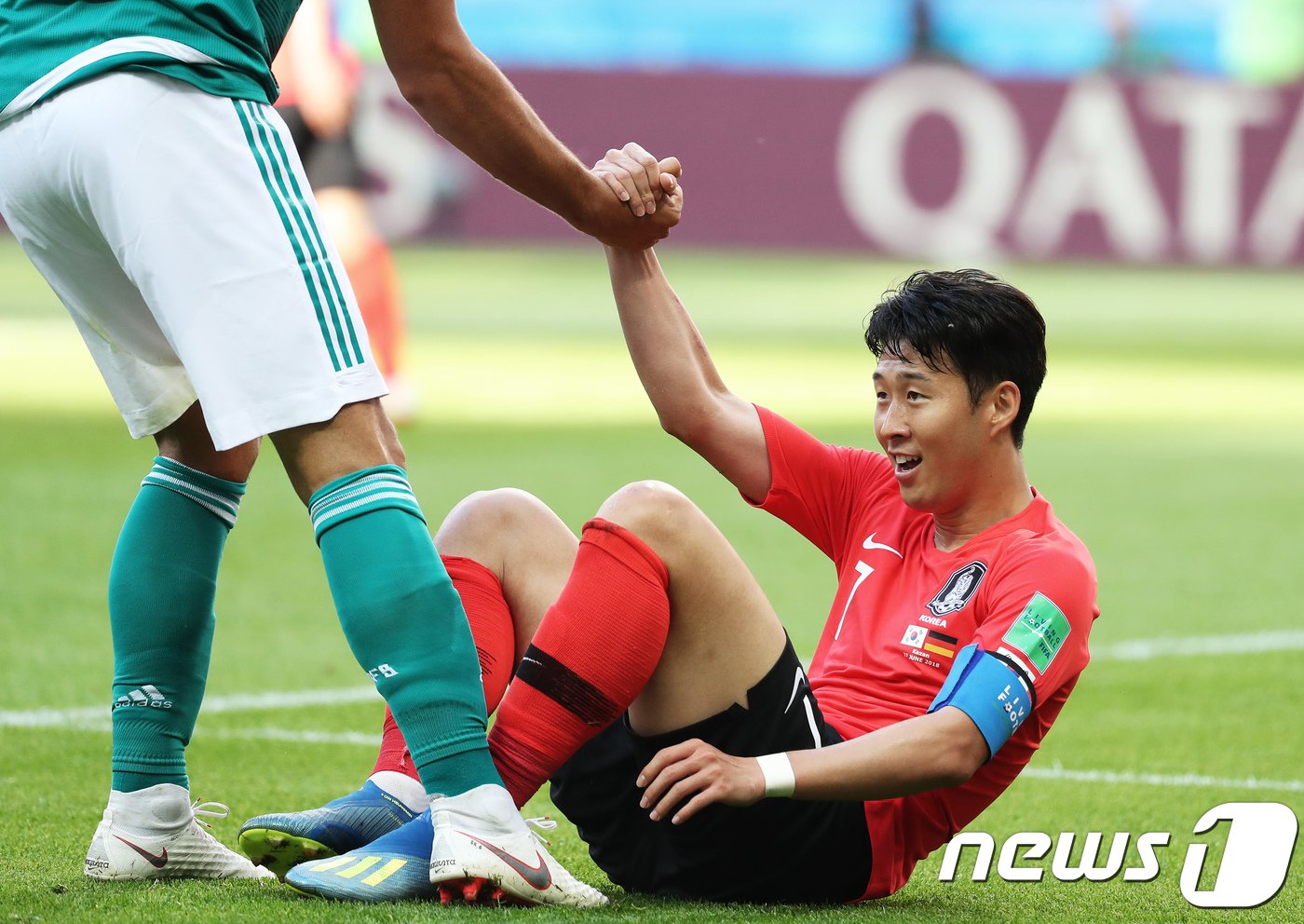 본문 이미지 - 축구대표팀 손흥민이 7일 오후&#40;현지시간&#41; 러시아 카잔 아레나에서 열린 2018 러시아월드컵 F조 최종전 대한민국과 독일의 경기에서 경기장에 넘어진 뒤 상대 선수의 손에 이끌려 일어나고 있다. 2018.6.27/뉴스1 ⓒ News1 오대일 기자