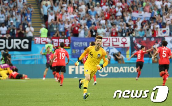 축구대표팀 골키퍼 조현우가 27일 오후(현지시간) 러시아 카잔 아레나에서 열린 2018 러시아월드컵 F조 최종전 대한민국과 독일의 경기에서 손흥민의 두번째 골이 터지자 환호하고 있다.2018.6.27/뉴스1 © News1 DB