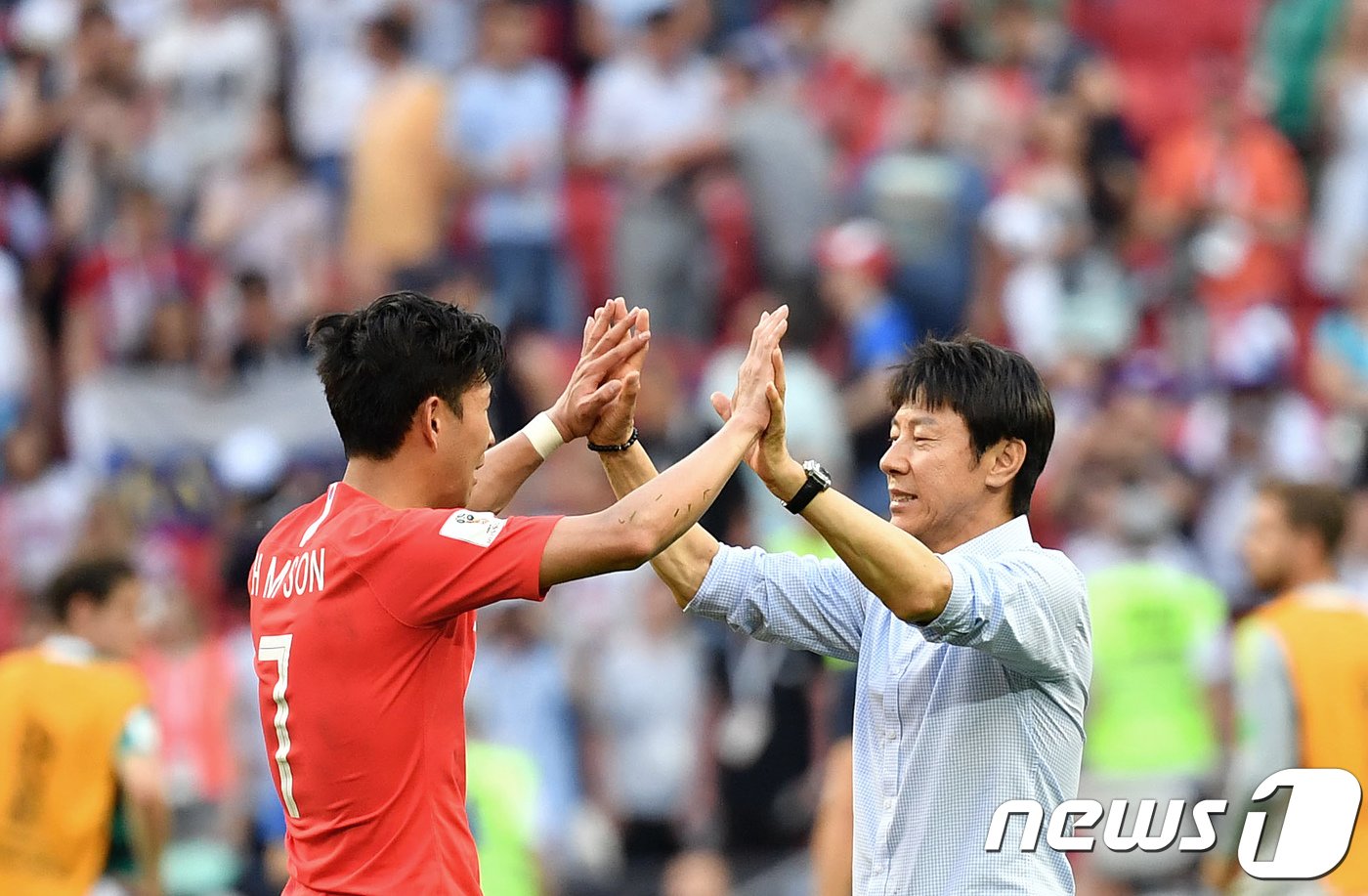 축구대표팀 신태용 감독이 27일 오후&#40;현지시간&#41; 러시아 카잔 아레나에서 열린 2018 러시아월드컵 F조 최종전 독일과의 경기에서 2-0으로 승리한 뒤 손흥민과 하이파이브를 나누고 있다. 2018.6.27/뉴스1 ⓒ News1 오대일 기자