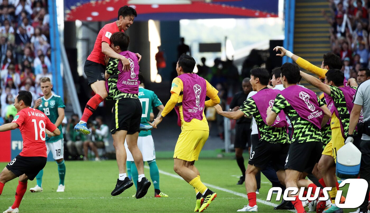 본문 이미지 - 대한민국 축구대표팀 손흥민이 27일 오후(현지시간) 러시아 카잔 아레나에서 열린 2018 러시아월드컵 F조 최종전 독일과의 경기에서 비디오 판독 끝에 김영권의 골이 최종 선언되자 환호하고 있다. 2018.6.27 ⓒ 뉴스1 오대일 기자
