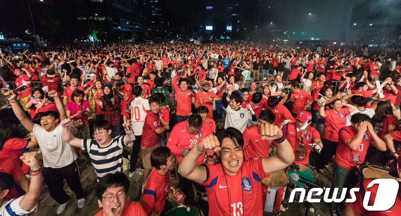 본문 이미지 - 2018 러시아월드컵 F조 3차전 대한민국과 독일의 경기가 열린 28일 서울 광화문광장에서 시민들이 월드컵 축구 대표팀이 독일에 승리하자 기뻐하고 있다. 2018.6.28/뉴스1 ⓒ News1 유승관 기자