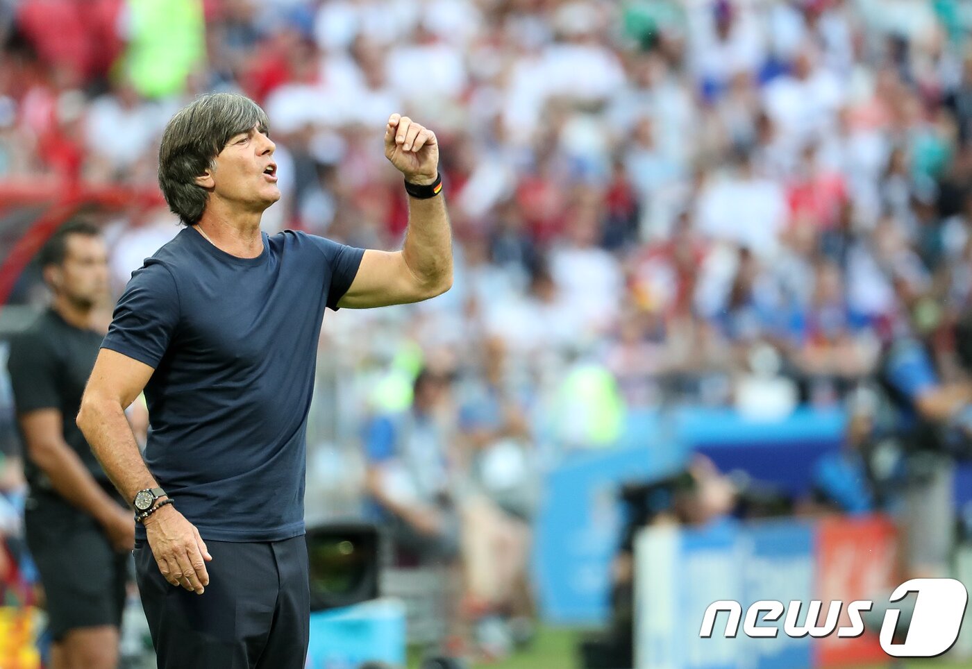 본문 이미지 - 27일 오후(현지시간) 러시아 카잔 아레나에서 열린 2018 러시아월드컵 F조 최종전 대한민국과 독일의 경기에서 독일 뢰브 감독이 선수들에게 소리치고 있다. 2018.6.27/뉴스1 ⓒ News1 오대일 기자