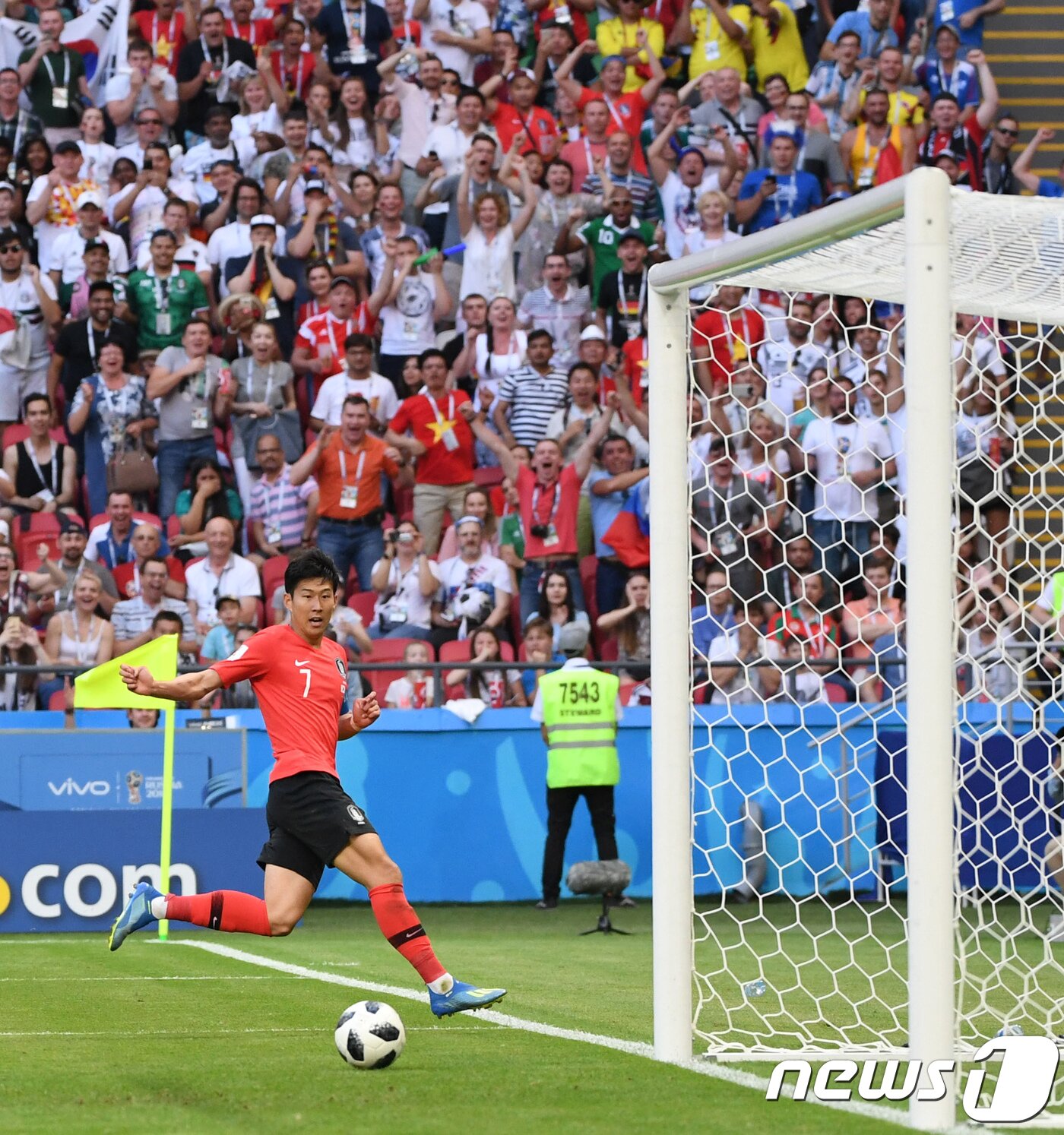 본문 이미지 - 2018 러시아 대회에서 &#39;카잔의 기적&#39;을 만드는 손흥민 2018.6.27/뉴스1 ⓒ News1 오대일 기자