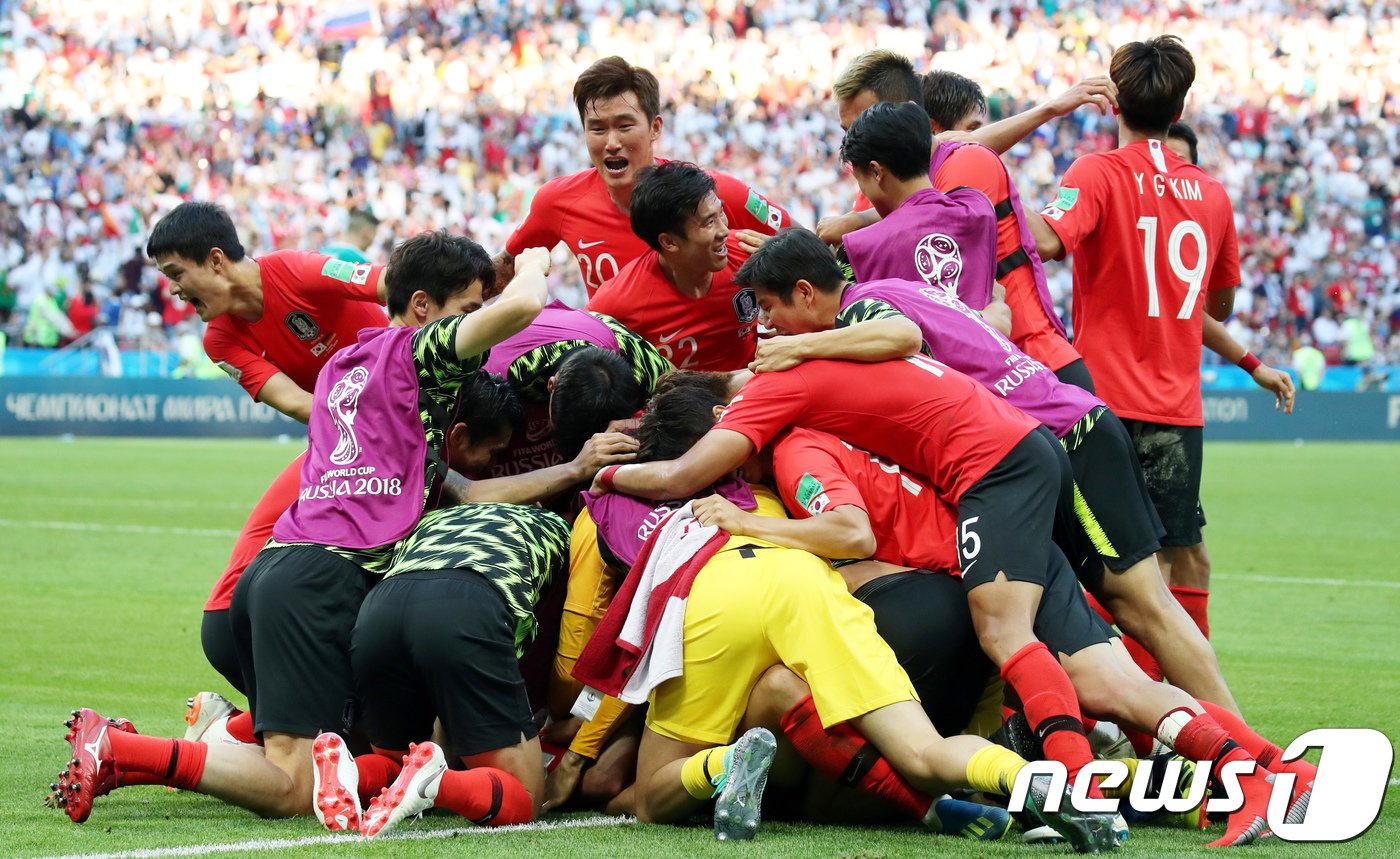 축구대표팀 선수들이 27일 오후&#40;현지시간&#41; 러시아 카잔 아레나에서 열린 2018 러시아월드컵 F조 최종전 독일과의 경기에서 1-0으로 앞선 후반 추가시간 손흥민의 쐐기골이 터지자 그라운드에 모여 감격하고 있다. 2018.6.27/뉴스1 ⓒ News1 오대일 기자