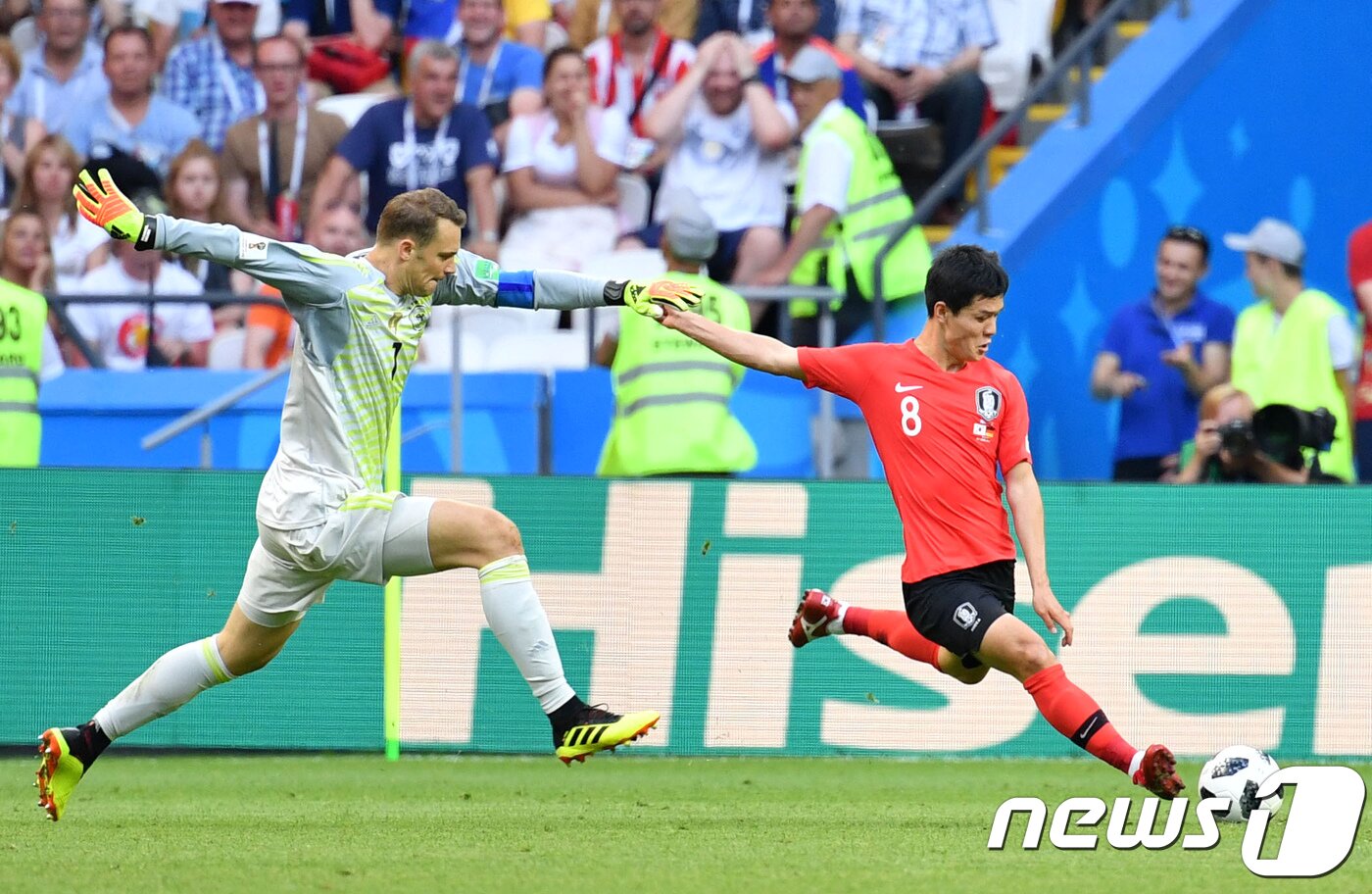 본문 이미지 - 독일 축구대표팀 골키퍼 마누엘 노이어가 27일 오후(현지시간) 러시아 카잔 아레나에서 열린 2018 러시아월드컵 F조 최종전 대한민국과 독일의 경기에서 0-1로 뒤진 후반 추가시간 주세종의 볼을 뺏으려고 달려들고 있다. 2018.6.27/뉴스1 ⓒ News1 오대일 기자