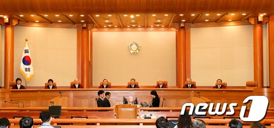이진성 헌법재판소장과 헌법재판관들이 28일 서울 종로구 헌법재판소 대심판정에서 열린 '양심적 병역거부' 헌법소원 선고에 참석하고 있다. 2018.6.28/뉴스1 © News1 허경 기자