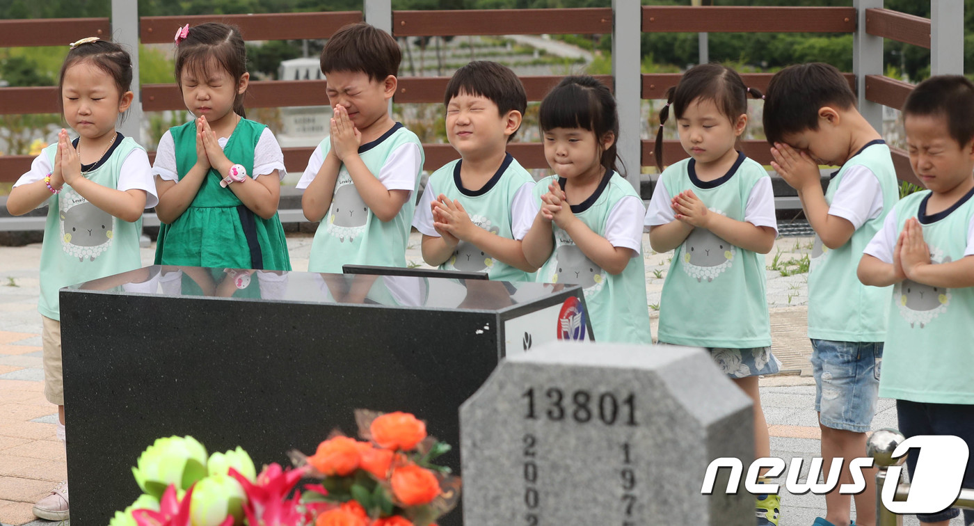 (대전=뉴스1) 주기철 기자 = 제2연평해전 16주기를 하루 앞둔 28일 국립대전현충원 제2연평해전 전사자 묘역을 찾은 인근 어린이집 원생들이 참배를 하고 있다. 제2연평해전은 한 …