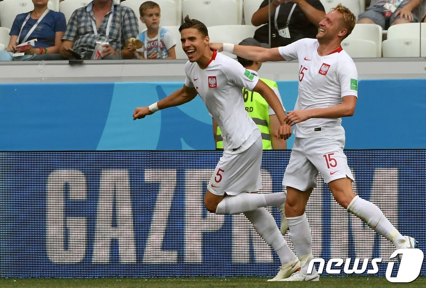 본문 이미지 - 폴란드 베드나렉이 28일 오후 11시(한국시간) 러시아 볼고그라드 아레나에서 열린 2018 국제축구연맹(FIFA) 러시아월드컵 H조 조별리그 3차전에서 선제골을 터뜨린 뒤 기뻐하고 있다. ⓒ AFP=News1