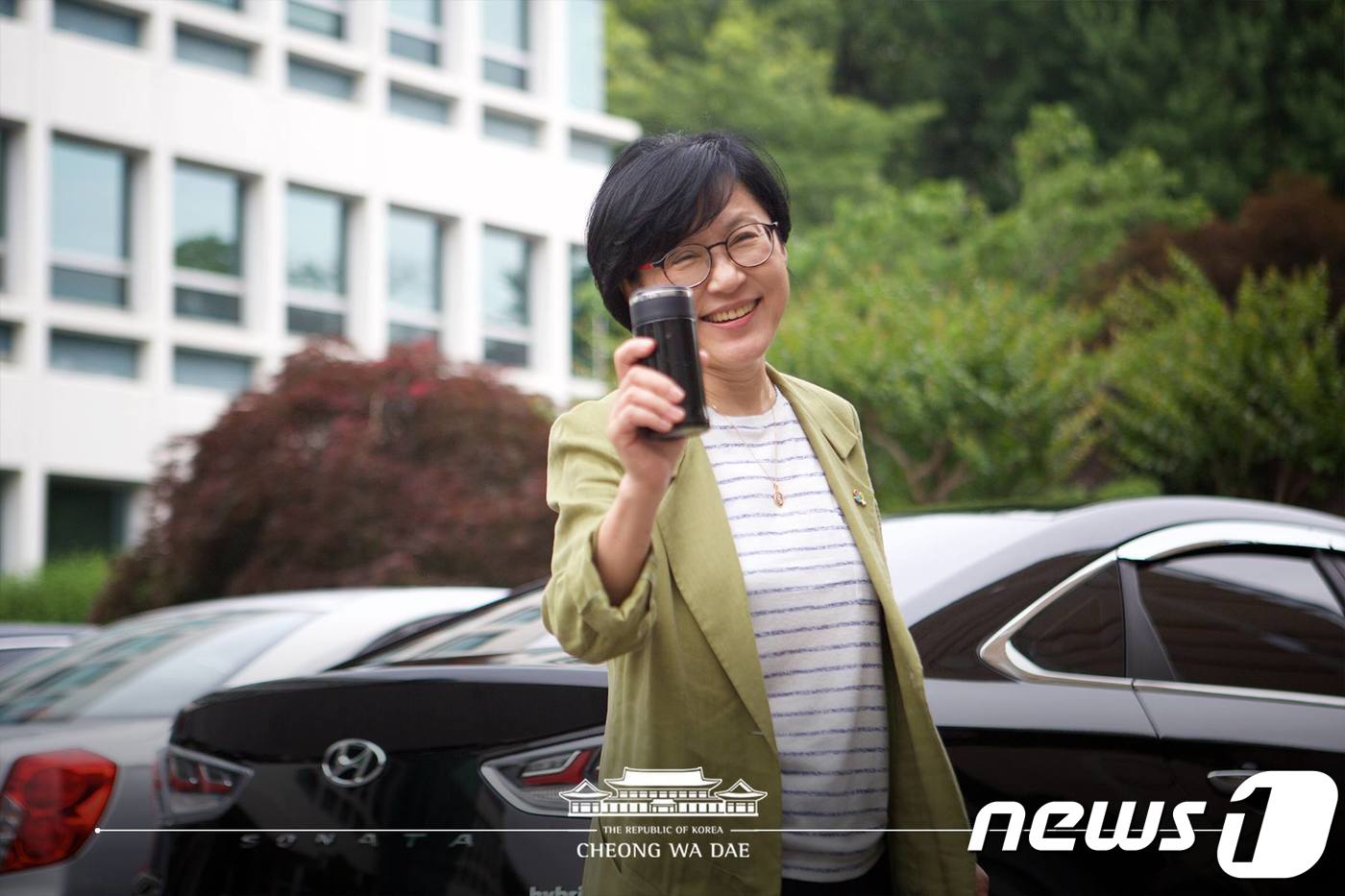 (서울=뉴스1) = 청와대가 플라스틱컵과 종이컵 대신 머그컵이나 텀블러를 이용하는 캠페인을 시작한다고 29일 밝혔다.비닐봉투 사용을 최소화하기 위해 각 사무실에 장바구니(에코백)를 …