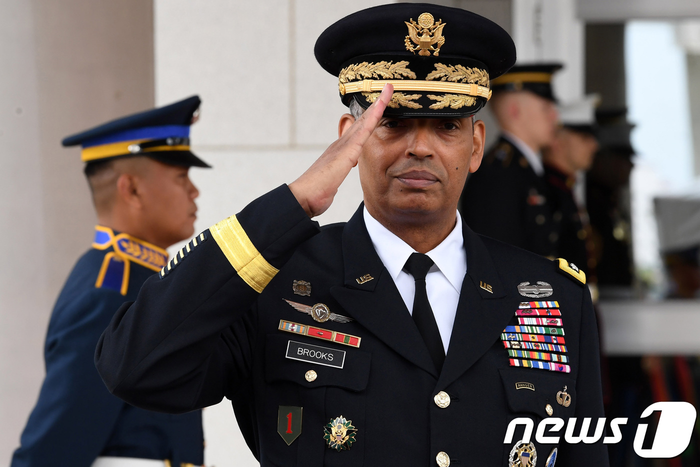 (평택=뉴스1) 사진공동취재단 = 빈센트 브룩스 주한미군사령관 겸 한미연합사령관이 29일 오전 경기도 평택 캠프 험프리스에서 열린 주한미군사령부 개관식에서 경례를 하고 있다.주한미 …