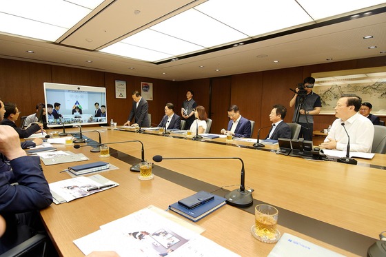 지난 18일 을지로 본점에서 김도진 은행장(오른쪽 끝)을 비롯한 기업은행 임직원들이 영상회의시스템 시연회를 갖고 있다.(IBK기업은행 제공)© News1