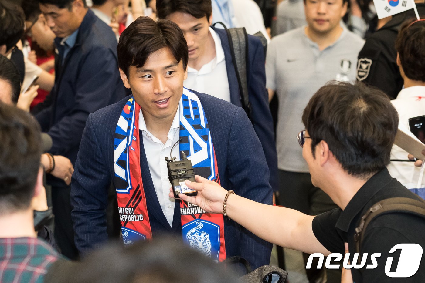 본문 이미지 - 러시아월드컵 축구대표팀 구자철이 29일 인천국제공항 제2여객터미널을 통해 귀국, 공항을 빠져나가고 있다. 한국 축구대표팀은 2018러시아월드컵에서 F조 3위로 16강 진출에는 실패했지만 세계랭킹 1위 독일을 완파하고 유종의 미를 거뒀다. 2018.6.29/뉴스1 ⓒ News1 유승관 기자