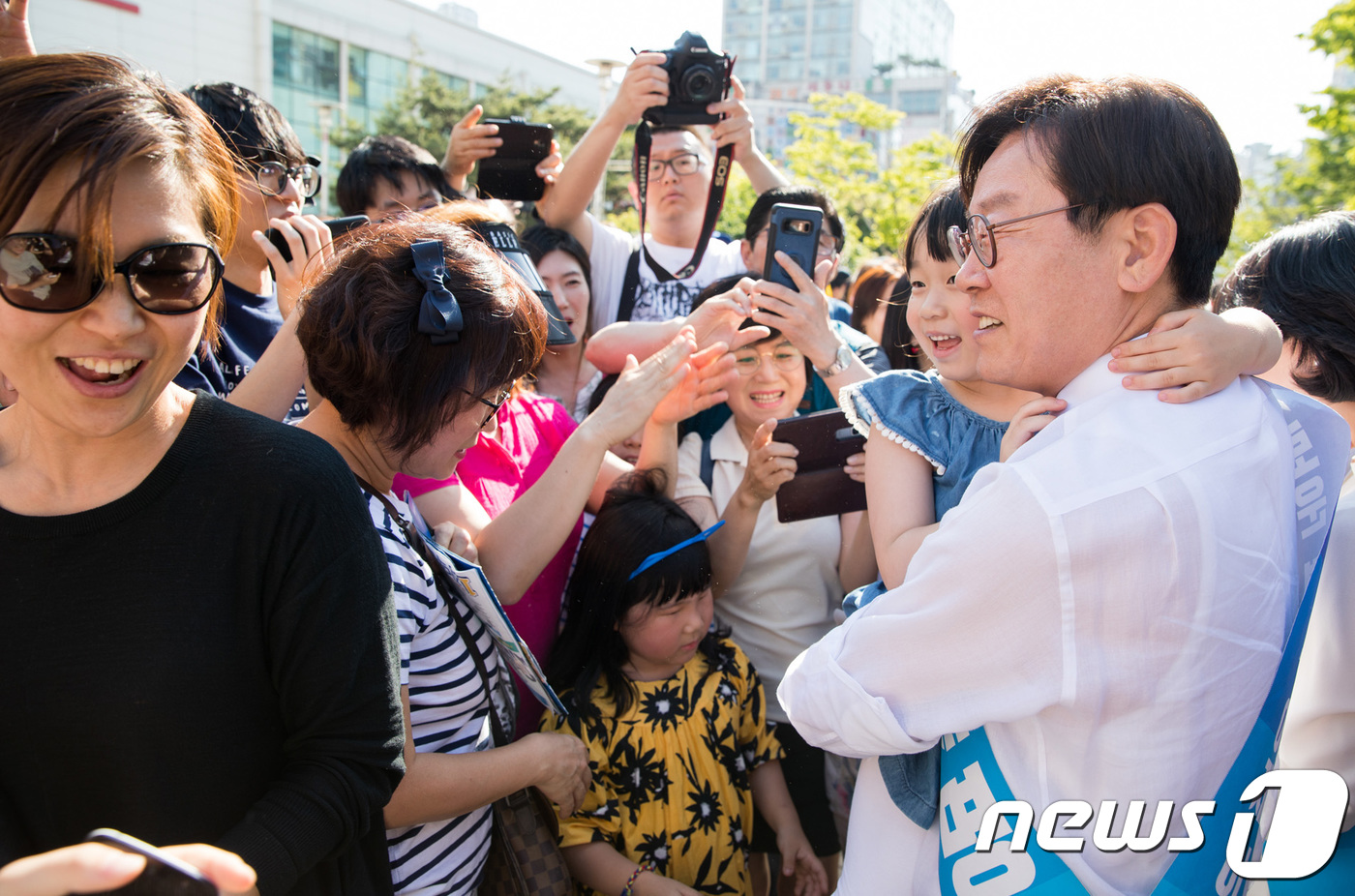 (부천=뉴스1) 오장환 기자 = 이재명 더불어민주당 경기도지사 후보가 3일 오후 경기도 부천시 소풍터미널 앞에서 지지자들과 사진을 찍고 있다. (이재명 후보 캠프 제공) 2018. …