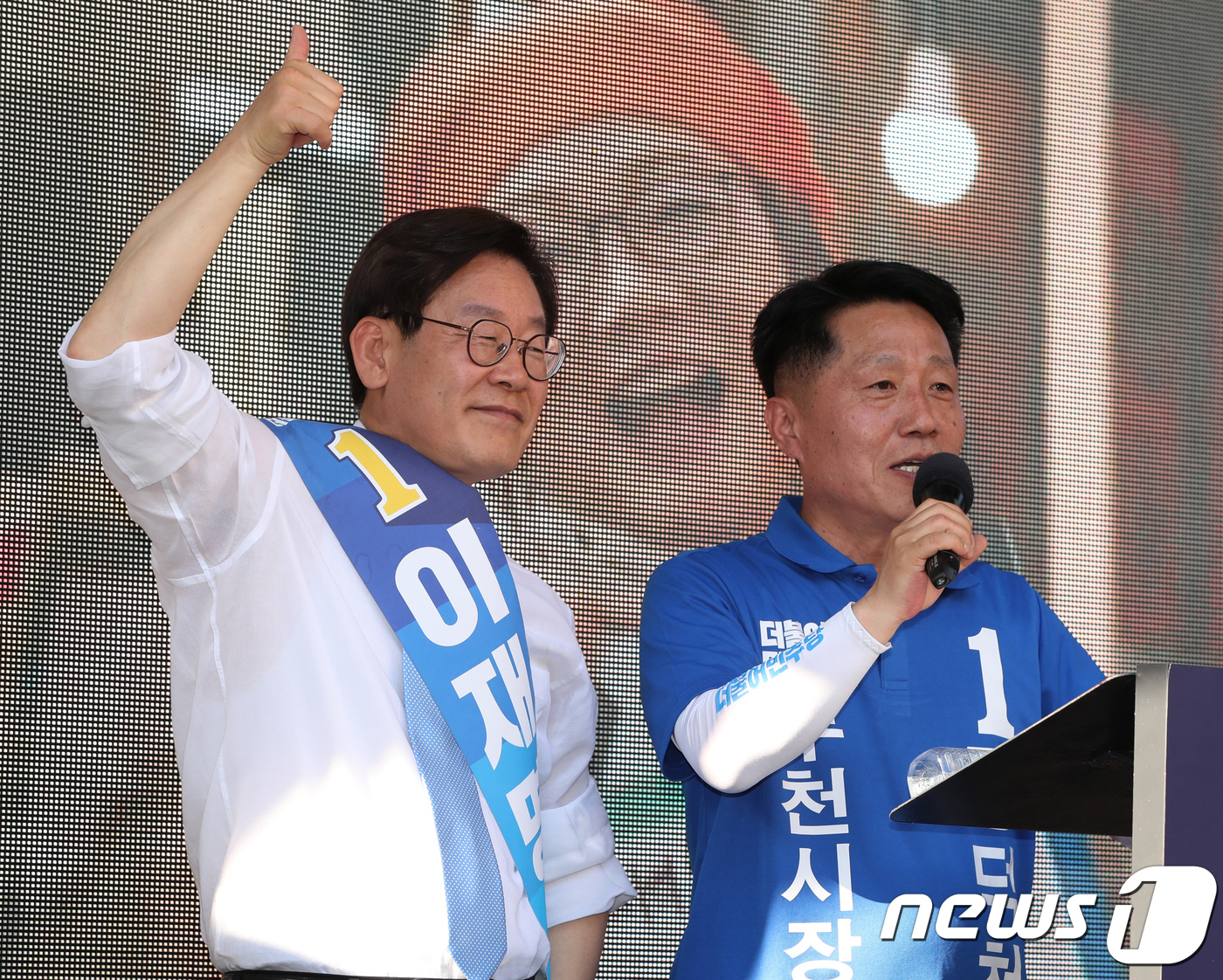 (부천=뉴스1) 정진욱 기자 = 장덕천 더불어민주당 부천시장 후보가 3일 부천 상동 홈플러스 앞에서 이재명 경기도지사 후보와 함께 선거유세를 하고 있다. 장 후보는 이날 이재명 경 …