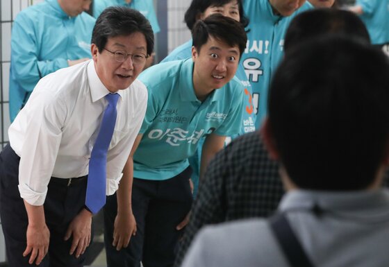 본문 이미지 - 2018년 6월 4일 당시 이준석 바른미래당 노원구병 국회의원 후보와 지원 유세에 나선 유승민 공동대표가 서울 노원구 마들역에서 시민들에게 지지를 호소하고 있다. ⓒ News1 