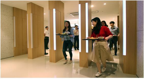 본문 이미지 - CJ프레시웨이 임직원이 스마트게이트 '워크패스'를 통과하고 있다.ⓒ News1