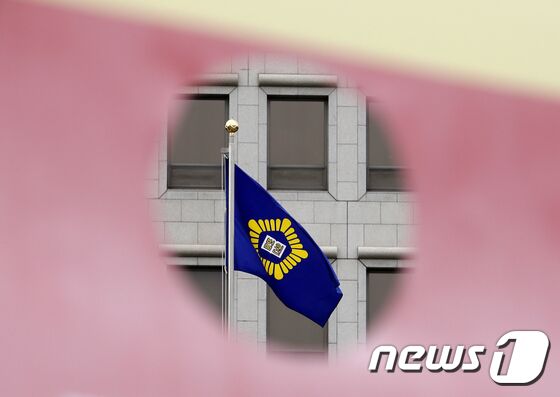 서울 서초구 대법원에서 대법원 깃발이 바람에 휘날리고 있다./뉴스1 © News1