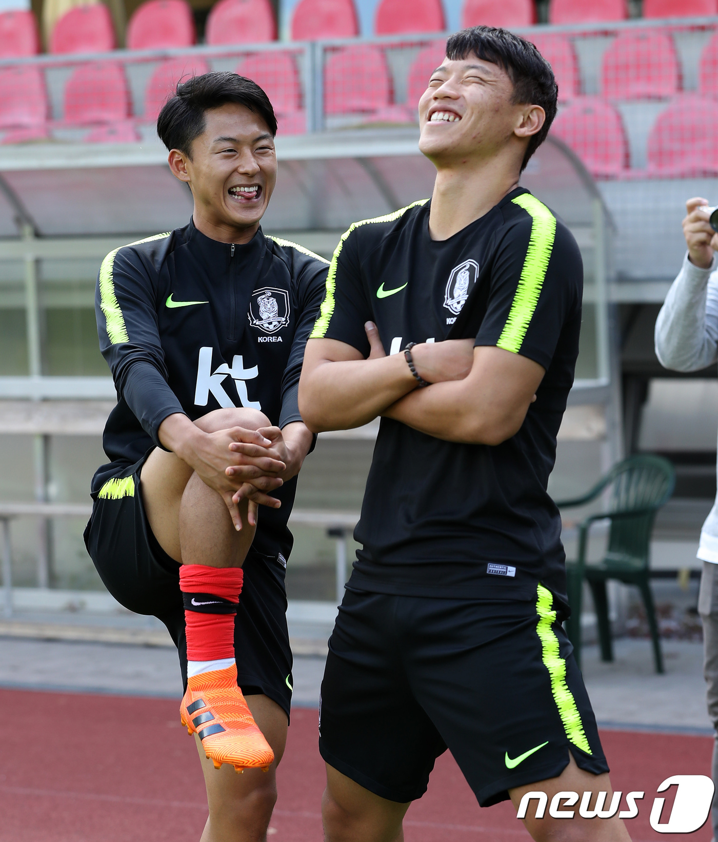 (레오강(오스트리아)=뉴스1) 오대일 기자 = 축구대표팀 이승우와 황희찬이 4일 오후(현지시간) 사전 캠프지인 오스트리아 잘츠부르크 근교 레오강(Leogang) 스타인베르그 스타디 …