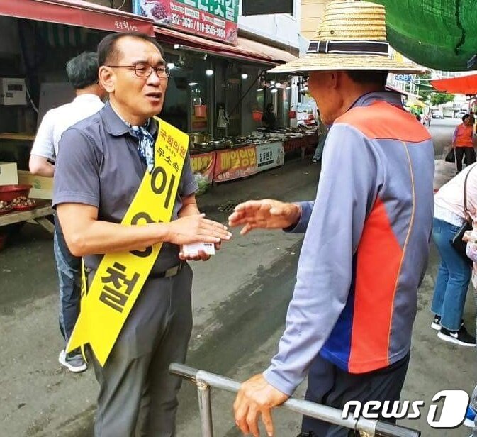 본문 이미지 - 지역주민과 만나 대화를 나누는 이영철후보ⓒ News1