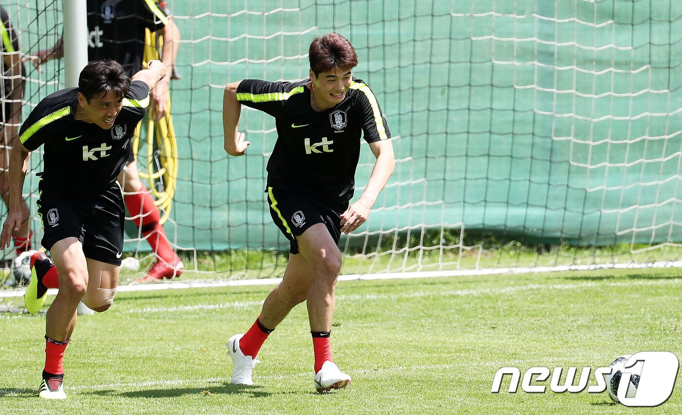 본문 이미지 - 2018 러시아월드컵에 출전하는 축구대표팀 주장 기성용과 구자철이 5일 오전(현지시간) 사전 캠프지인 오스트리아 잘츠부르크 근교 레오강(Leogang) 스타인베르그 스타디움에서 실전을 방불케 하는 공수 훈련을 하고 있다. 2018.6.5/뉴스1 ⓒ News1 오대일 기자