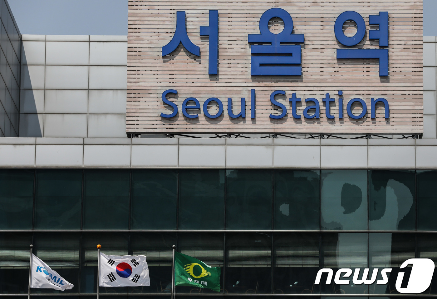 (서울=뉴스1) 성동훈 기자 = 현충일인 6일 서울역 광장에 태극기가 평시 게양되어 있다.현충일 태극기 게양은 조기(弔旗)로 하며 그 방법은 태극기를 깃면의 세로길이만큼 내려서 달 …
