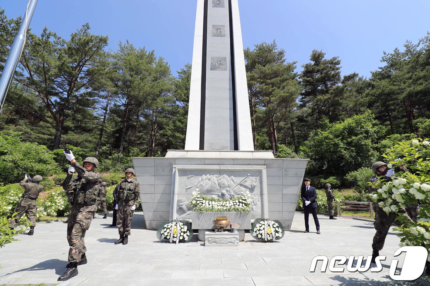 (태백=뉴스1) 박하림 기자 = 6일 강원도 태백시 연화산 충혼탑에서 열린 제63회 현충일 추념식에서 국군 장병들이 국가를 위해 헌신한 호국영령들의 숭고한 희생정신을 기리며 조총을 …