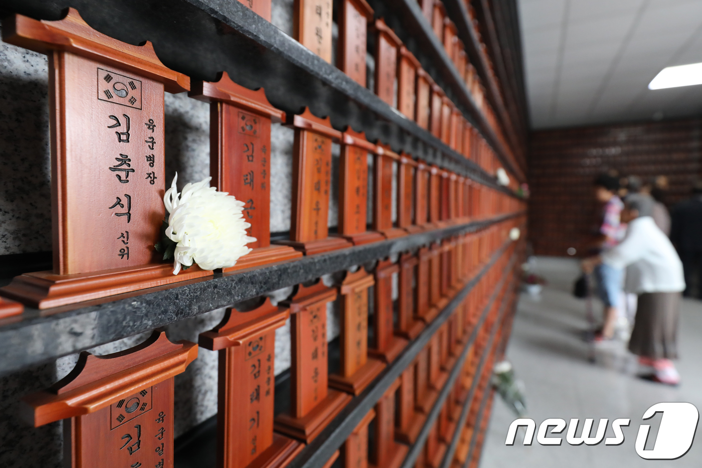 (대구=뉴스1) 공정식 기자 = 제63회 현충일 추념식이 6일 오전 대구 남구 대명동 앞산 충혼탑에서 열렸다. 충혼탑 위패봉안실에서 유족들이 조국을 위해 목숨을 바친 호국영령들의 …