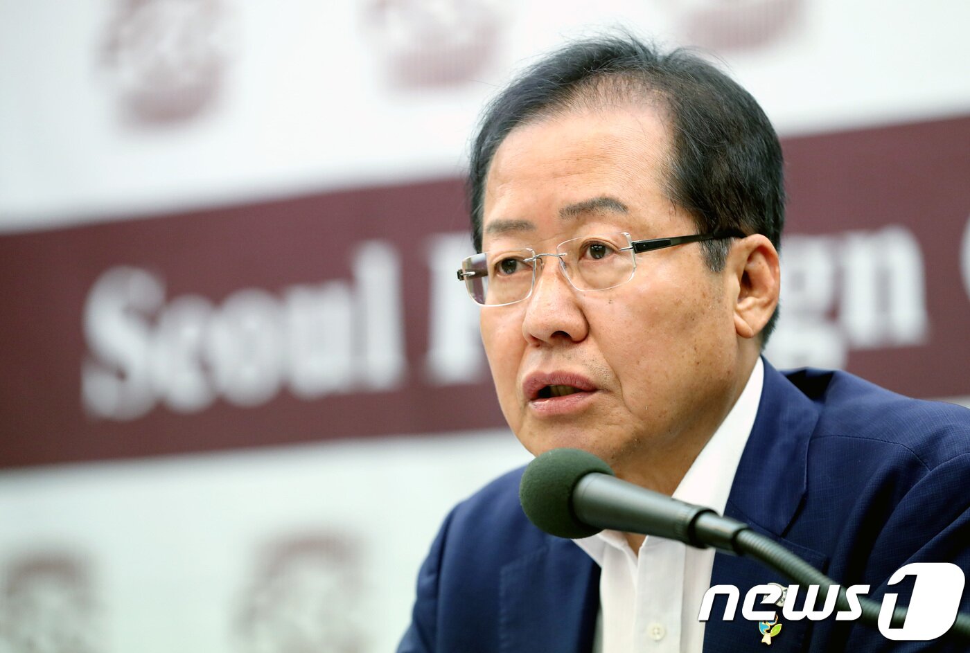 본문 이미지 - 홍준표 자유한국당 대표(중앙선대위 공동위원장)가 7일 오전 서울 중구 태평로 한국프레스센터에서 열린 서울외신기자클럽 간담회에서 모두발언을 하고 있다. 2018.6.7/뉴스1 ⓒ News1 박정호 기자