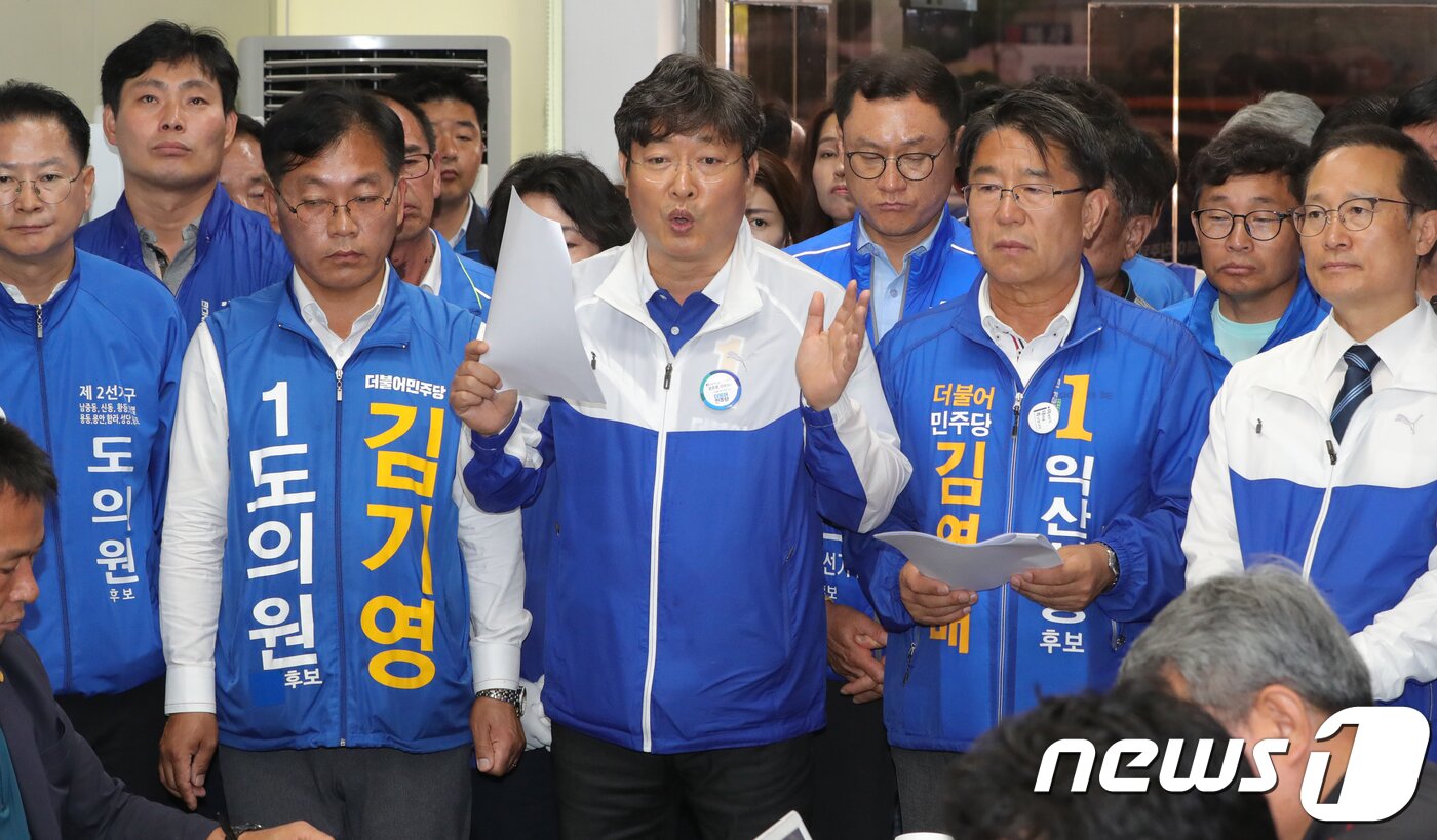 본문 이미지 - 이춘석더불어민주당 사무총장이 7일 전북 익산시 익산시청 프레스센터에서 홍영표 원내대표와 김영배 당 익산시장 후보 등과 함께 KTX김제혁신역 등에 대한 기자회견을 하고 있다. 2018.6.7/뉴스1 ⓒ News1 문요한 기자