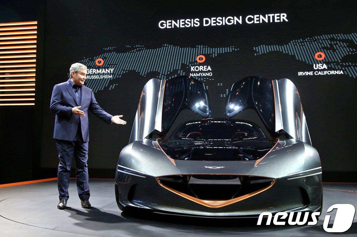 본문 이미지 - 7일 부산 벡스코에서 열린 ‘2018 부산모터쇼(Busan International Motor Show 2018)’ 언론공개 행사에서 제네시스 디자인 담당 루크 동커볼케 부사장이 아시아 최초로 공개된 ‘에센시아 콘셉트(Essentia Concept)’을 소개하고 있다. (제네시스 제공) 2018.6.7/뉴스1