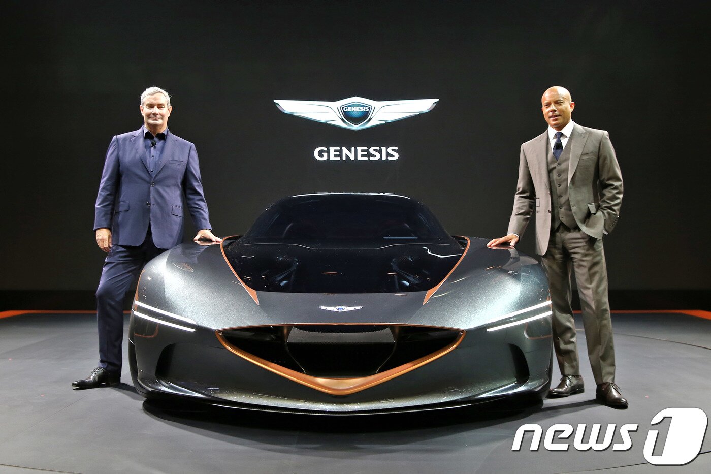 본문 이미지 - 7일 부산 벡스코에서 열린 ‘2018 부산모터쇼(Busan International Motor Show 2018)’ 언론공개 행사에서 제네시스 디자인 담당 루크 동커볼케 부사장(왼쪽)과 제네시스사업부장 맨프레드 피츠제럴드 부사장이 아시아 최초로 공개된 ‘에센시아 콘셉트(Essentia Concept)’를 소개하고 있다. (제네시스 제공) 2018.6.7/뉴스1
