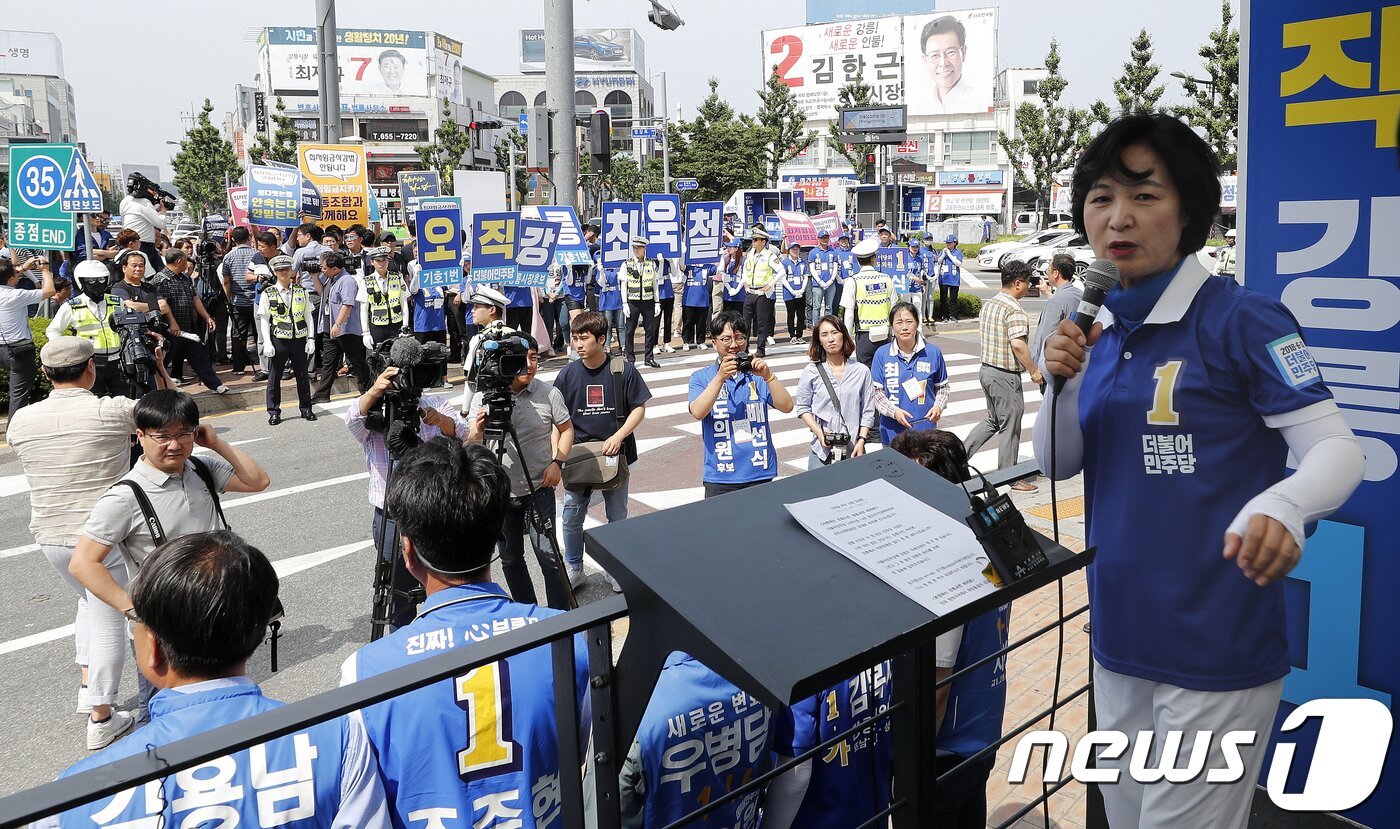 본문 이미지 - 추미애 더불어민주당 대표가 7일 오후 강원도 강릉시 경강로 오거리에서 최욱철 강릉시장 후보 지원 유세를 하고 있다.  /뉴스1 ⓒ News1 안은나 기자