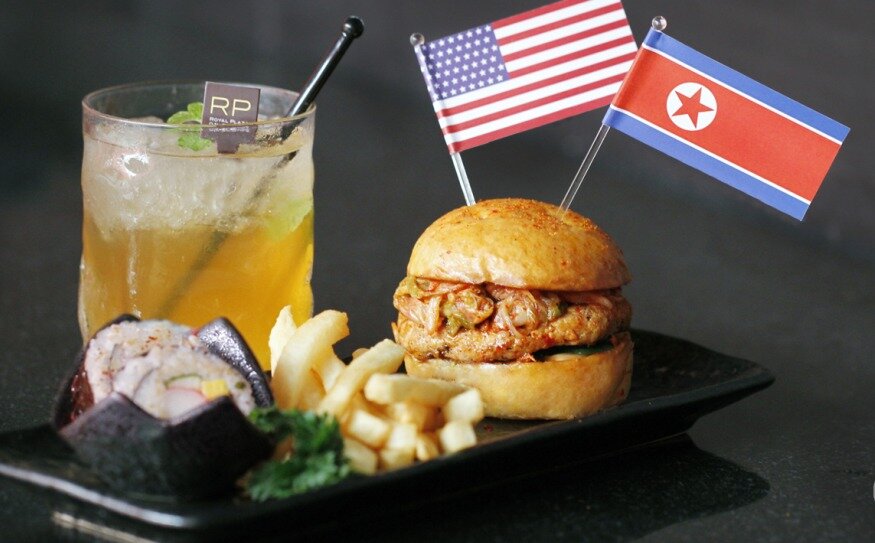 본문 이미지 - 로열 플라자 호텔이 내놓은 트럼프-김정은 햄버거 - SCMP 갈무리