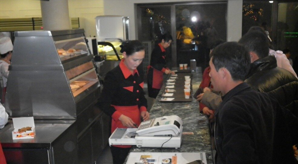 본문 이미지 - 삼태성에서 주문을 하고 있는 북한 주민들 - SCMP 갈무리