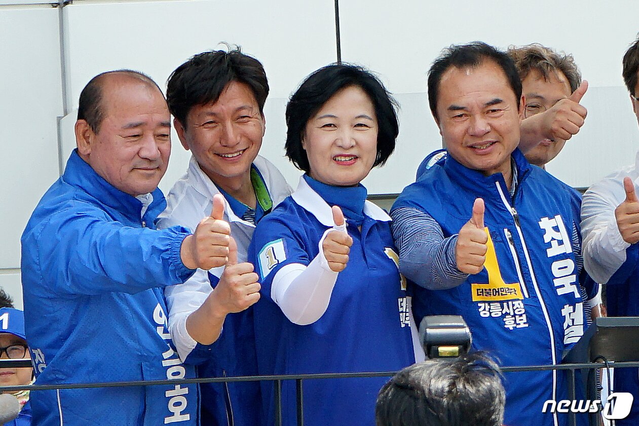 본문 이미지 - 7일 강원도 강릉시 옥천오거리 일원에서 진행된 최욱철 강릉시장 후보 유세현장에서 더불어민주당 관계자들이 엄지손가락을 들어보이며 기호 1번을 표현하고 있다. 왼쪽부터 안승호 동해시장 후보, 김경수 민주당 강릉지역위원장, 추미애 더불어민주당 대표, 최욱철 강릉시장 후보. 2018.6.7/뉴스1 ⓒ News1 서근영 기자