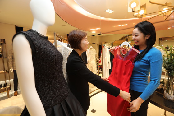 '렌털 전성시대' 무색했던 '의류'…'비싼 옷'에서 해답 찾았다 - 뉴스 썸네일 이미지