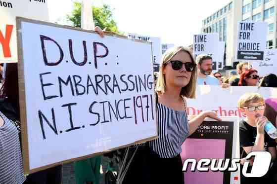 북아일랜드 벨파스트 시청 앞에서 28일(현지시간) 낙태 허용을 촉구하는 시위가 벌어지고 있다. © AFP=뉴스1
