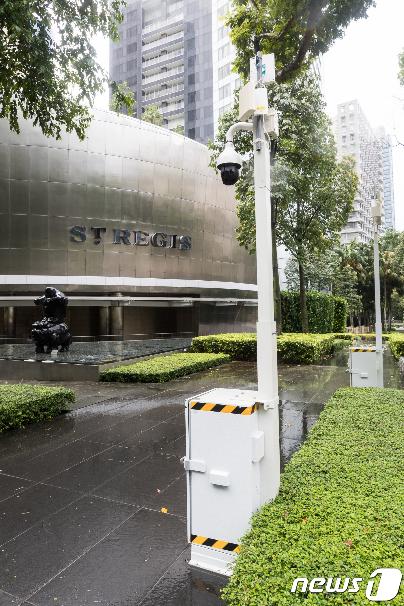 (싱가포르=뉴스1) 유승관 기자 = 북미정상회담을 나흘 앞둔 8일 김정은 북한 국무위원장의 숙소로 유력한 싱가포르 세인트레지스 호텔 인근에 보안카메라가 설치돼 있다.호텔 측은 김 …