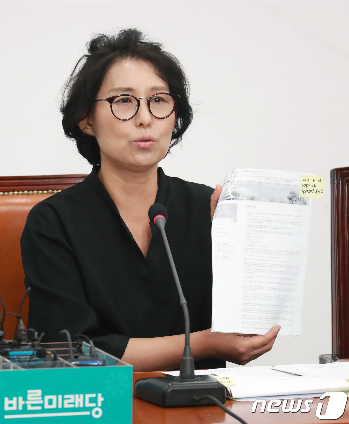 (서울=뉴스1) 이동원 기자 = 이재명 더불어민주당 경기도지사 후보 형수 박인복씨가 8일 서울 여의도 국회에서 기자회견을 열고 이재명 후보의 '형수 욕설 논란'과 관련한 거짓 해명 …