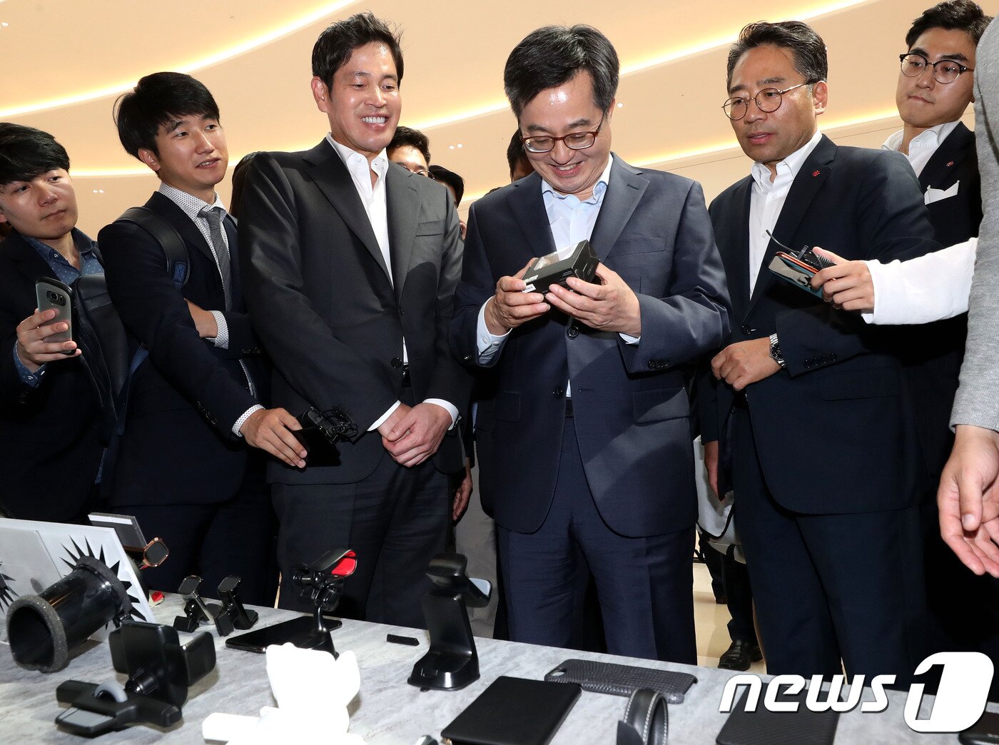 본문 이미지 - 김동연 부총리 겸 기획재정부 장관과 정용진 신세계그룹 부회장이 8일 오후 경기도 하남시 스타필드 하남에서 열린 신세계그룹 및 협력사와 함께하는 '혁신성장 혁신소통 간담회' 참석에 앞서 스타트업 스페이스 물품들을 둘러보고 있다.  2018.6.8/뉴스1