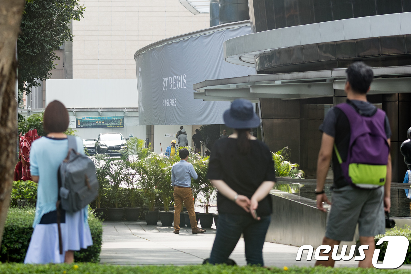(싱가포르=뉴스1) 유승관 기자 = 북미정상회담을 사흘 앞둔 9일 김정은 북한 국무위원장 숙소로 유력한 싱가포르 세인트레지스 호텔 앞에 화분벽이 설치돼 있다. 2018.6.9/뉴스 …