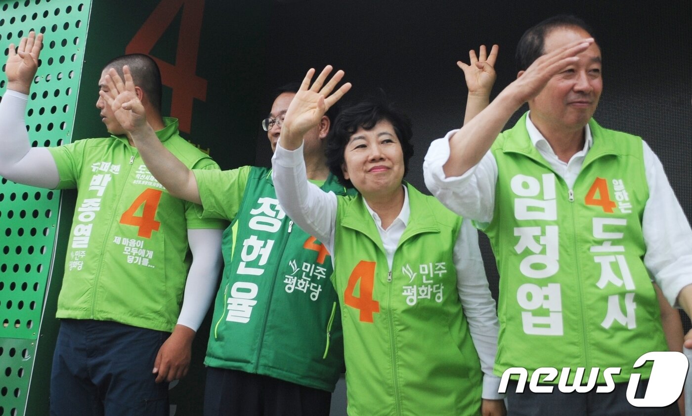 본문 이미지 - 조배숙 민주평화당 대표가 9일 전북 익산시 북부시장 사거리에서 지원유세를 하고 있다. 이날 조 대표는 “6·13지방선거에서는 4번이다”며 평화당 지지를 호소했다.2018.06.9/뉴스1 ⓒ News1 박슬용 기자