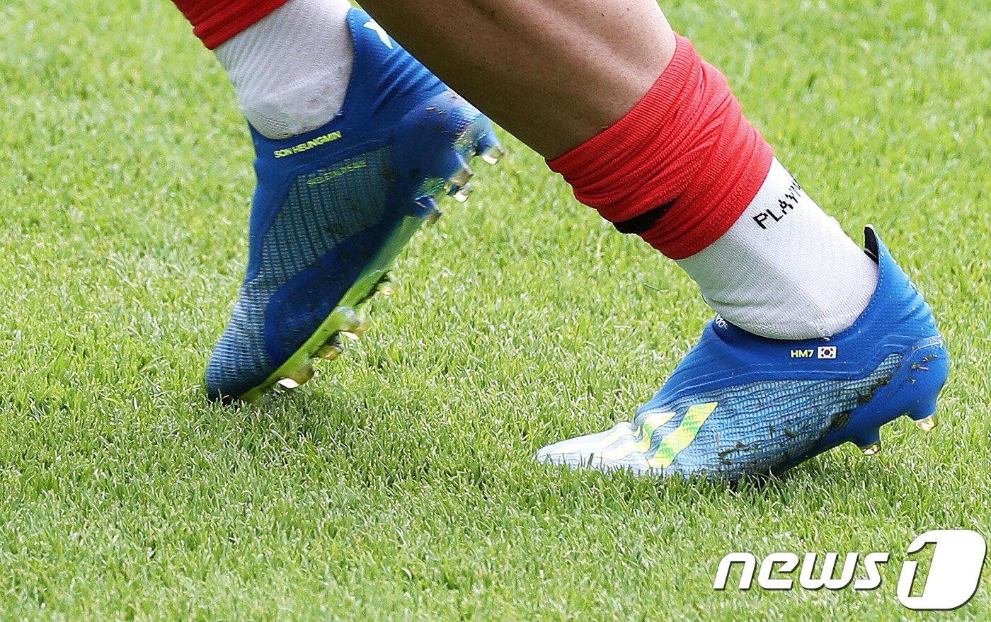 본문 이미지 - 2018 러시아월드컵 축구대표팀 손흥민 선수 축구화에는 영문 이름과 태극기가 새겨져 있다. 2018.6.9/뉴스1 ⓒ News1 오대일 기자