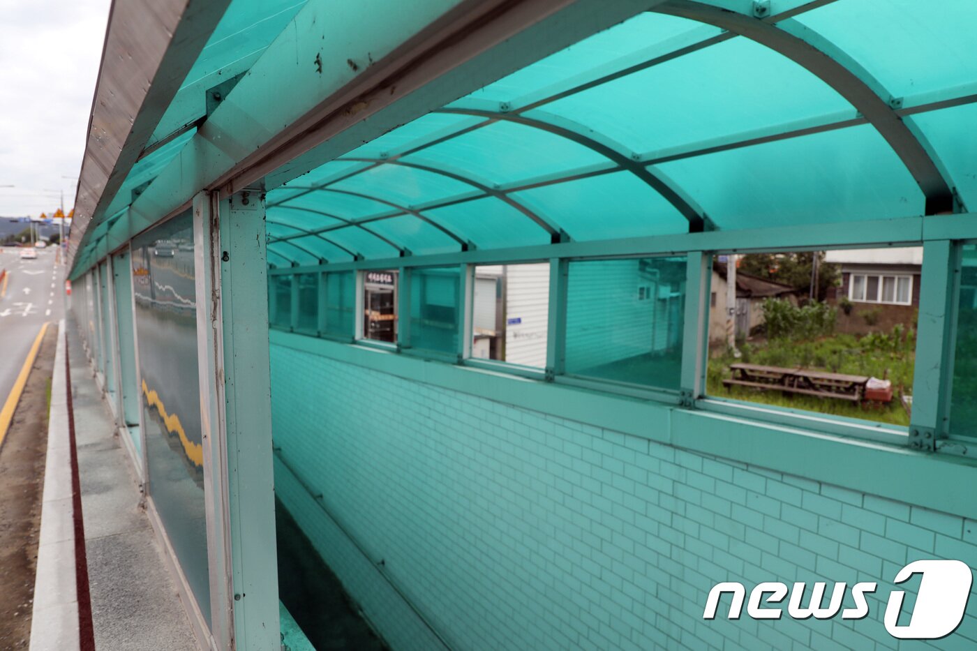 본문 이미지 - 지난달 30일 오후 광주 광산구 신덕지하차도 창 일부가 떨어져 나가 있다.2018.7.1/뉴스1ⓒ News1 한산 기자