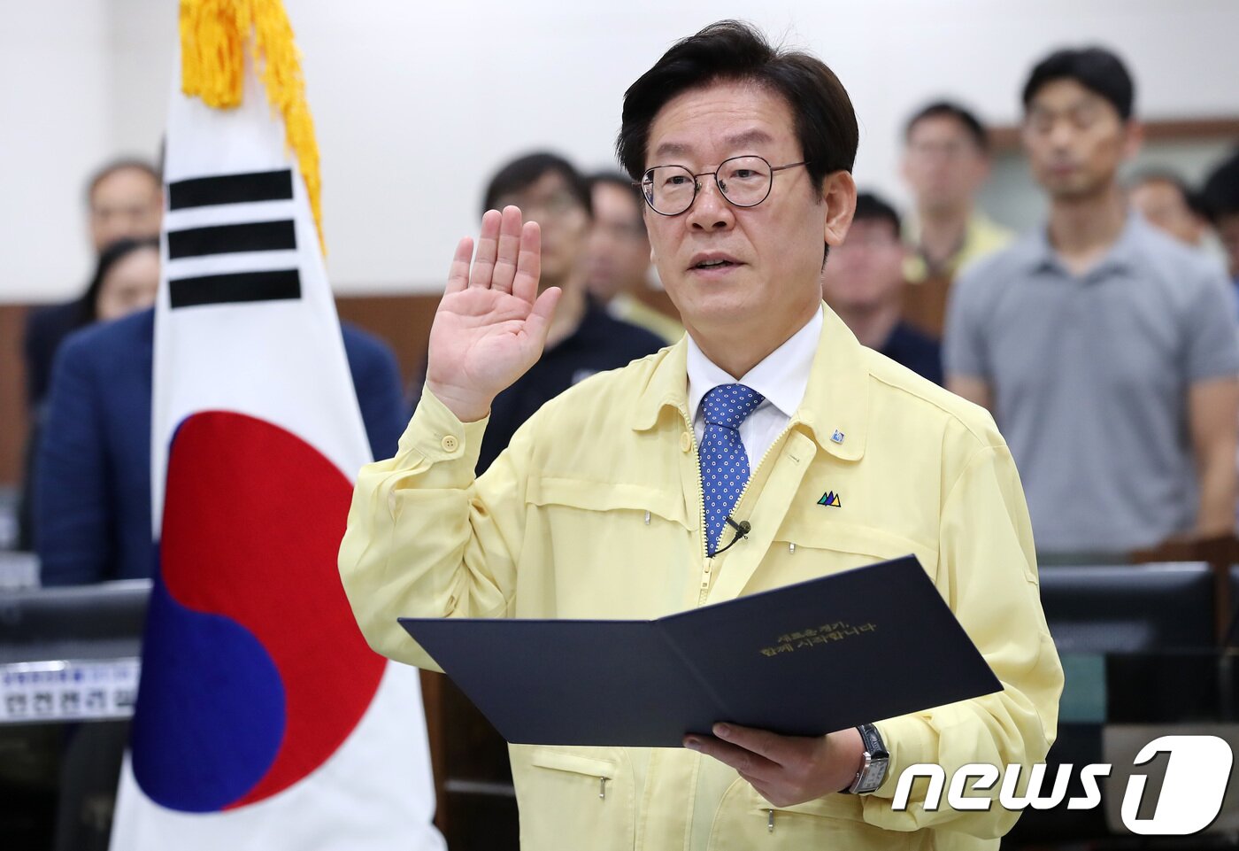 본문 이미지 - 이재명 경기도지사가 2018년 1일 오전 경기도 수원시 팔달구 경기도청 재난상황실에서 열린 재난비상대책회의 시작에 앞서 취임선서를 하고 있다. 2018.7.1/뉴스1 ⓒ News1 오장환 기자