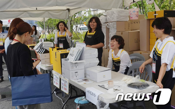 SK하이닉스 이천캠퍼스에서 열린  행복나눔 사회적가치 장터 모습.(SK하이닉스 제공)© News1