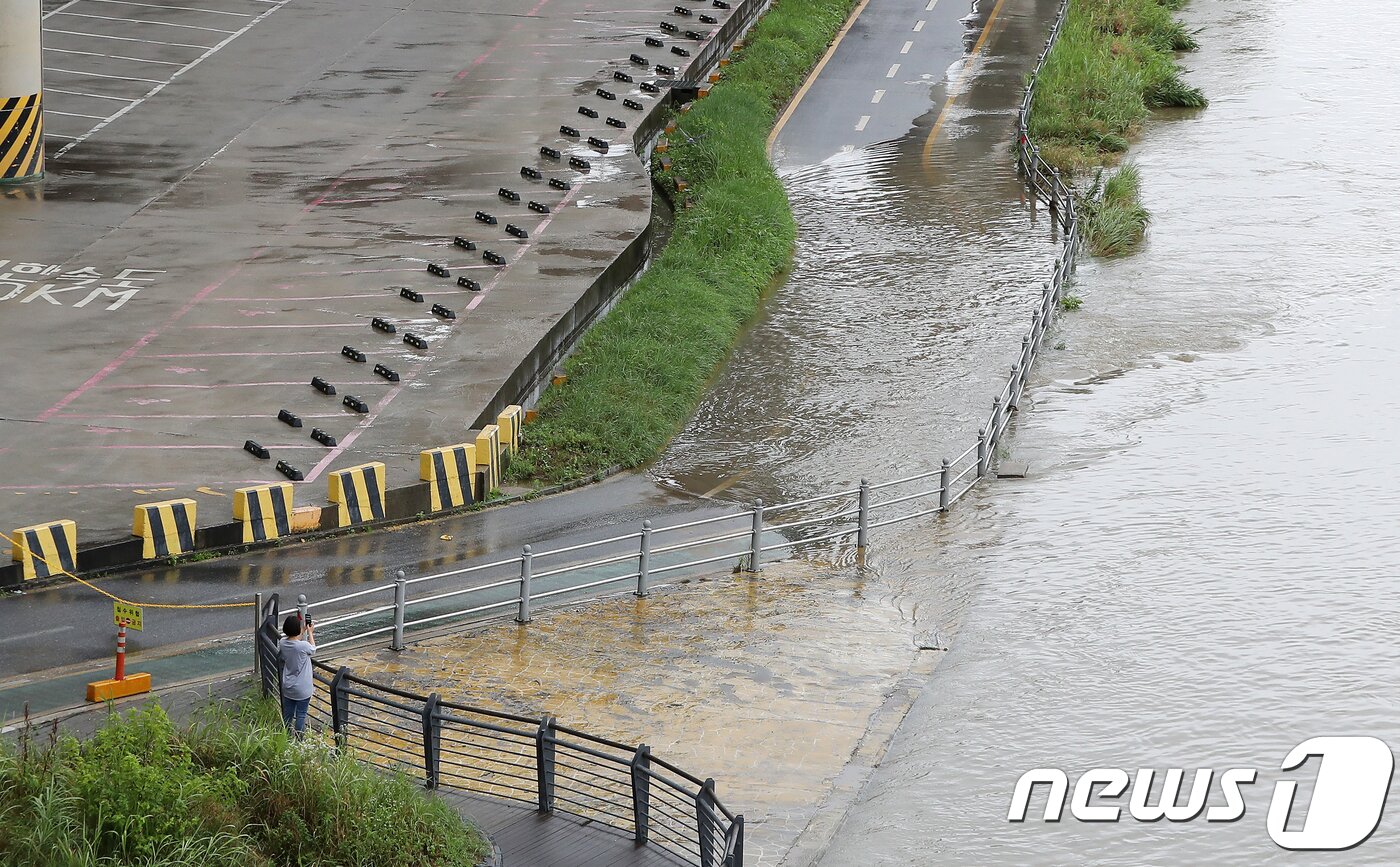 서울 강남구 탄천공영주차장 자전거도로 일부가 침수돼 있다. 2018.7.1/뉴스1 ⓒ News1 구윤성 기자