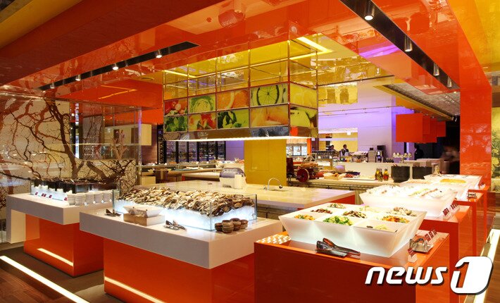 본문 이미지 - 롯데호텔서울 뷔페 레스토랑 '라세느'ⓒ News1