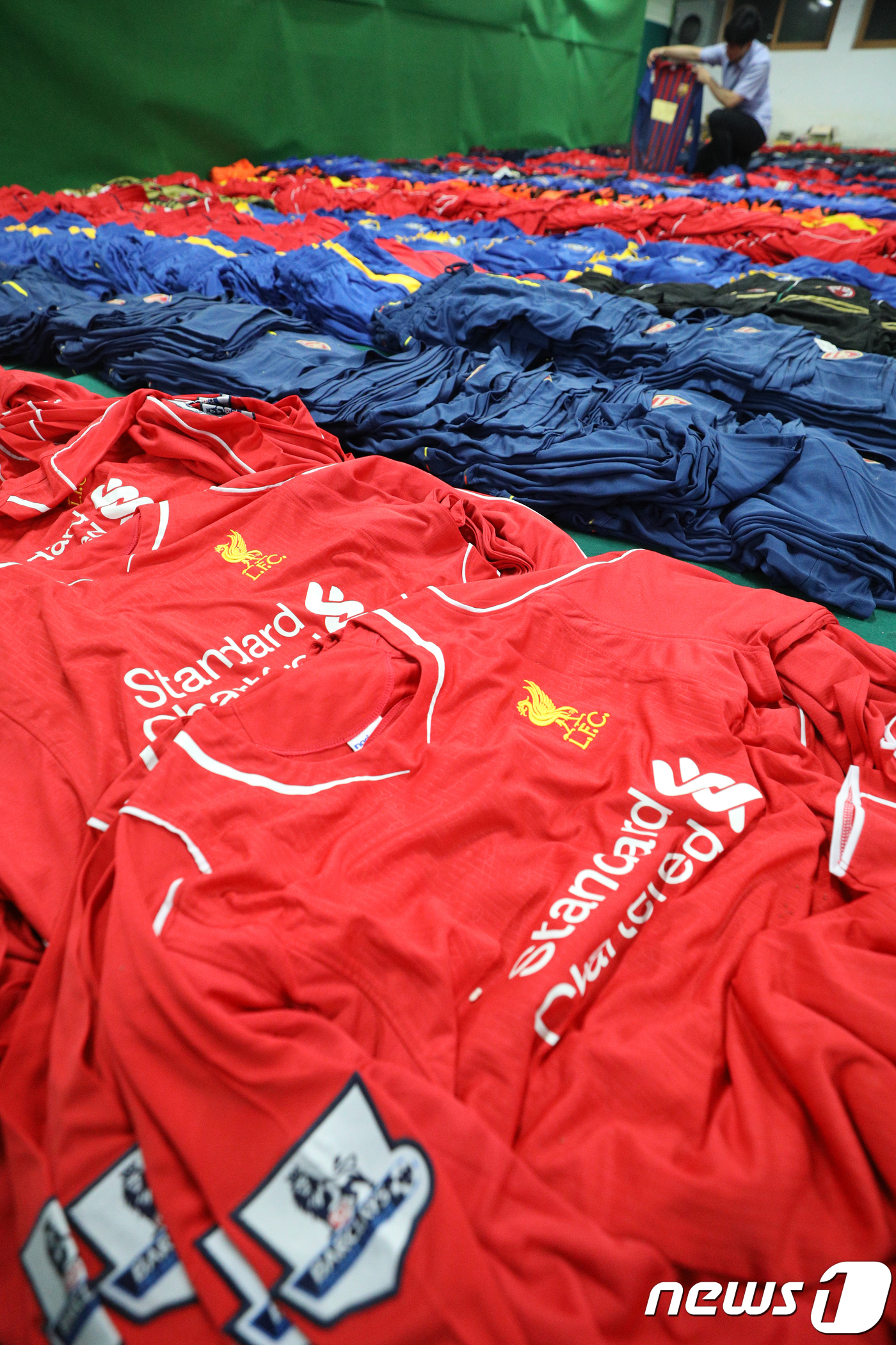(서울=뉴스1) 신웅수 기자 = 11일 오전 서울 강남구 서울본부세관에서 직원들이 압수한 명문 축구구단 가짜 유니폼을 정리하고 있다.관세청 서울본부세관은 러시아 월드컵 특수를 노려 …